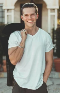 Ein Mann mit einer markant definierten Kinn-Kiefer-Partie präsentiert die Vorteile des Jawline Contourings bei Schumann Aesthetics in Frankfurt.