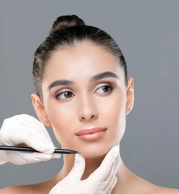 Vorbereitung für Jawline Contouring in Frankfurt Eine Frau wird in der Praxis von Thomas Schumann in Frankfurt für das Jawline Contouring eingezeichnet.