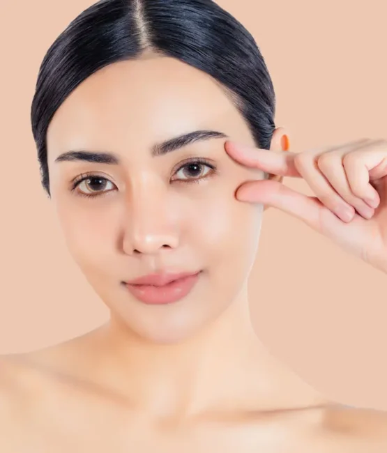 Krähenfüße behandeln bei Schumann Aesthetics: Für frische und wache Augen Eine Frau ohne Lachfältchen nach der Unterspritzung der Krähenfüße in Frankfurt bei Schumann Aesthetics