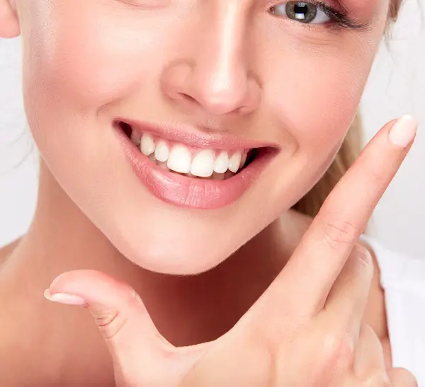 Natürliches Lächeln nach erfolgreicher Gummy Smile Korrektur Frau mit entspanntem, harmonischem Lächeln nach Botox-Behandlung gegen Gummy Smile