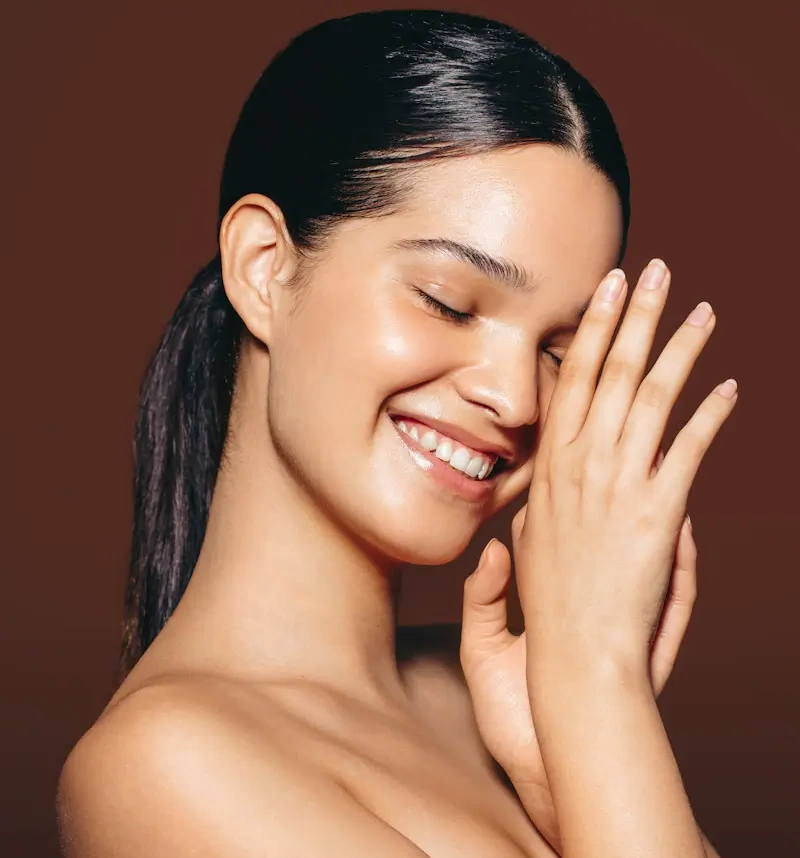 Junge Frau mit ebenmäßiger Haut – Ergebnis einer Sknivive Behandlung bei Schumann Aesthetics Frankfurt